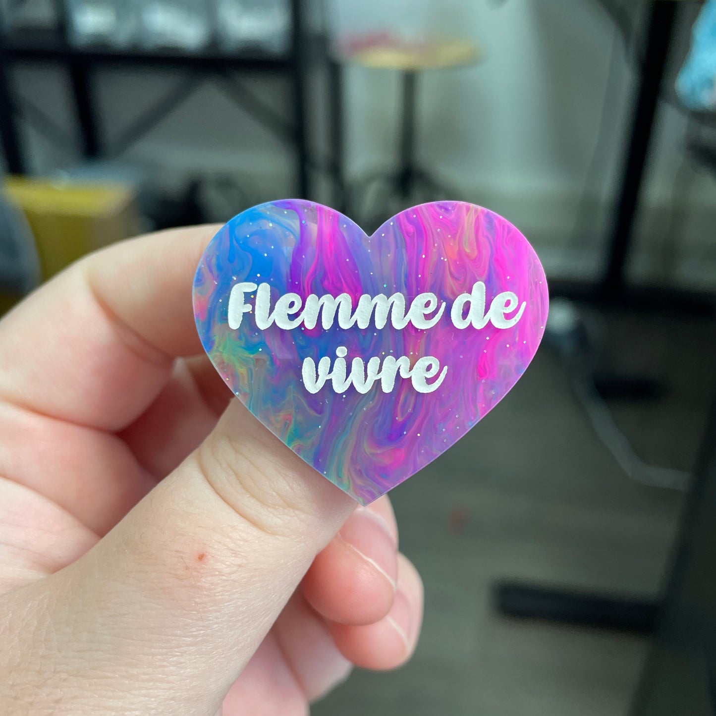 Broche "Flemme de vivre" en acrylique semi-transparente marbrée multicolore