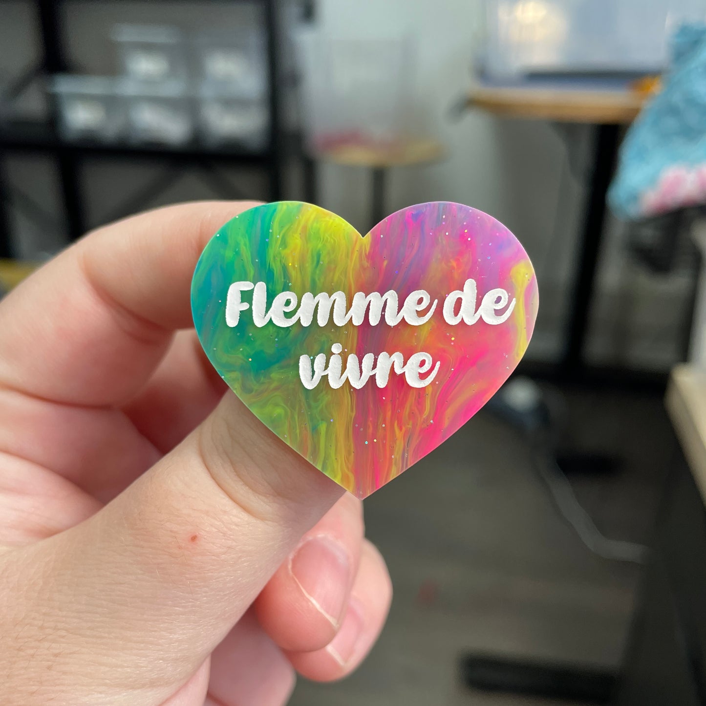 Broche "Flemme de vivre" en acrylique semi-transparente marbrée multicolore