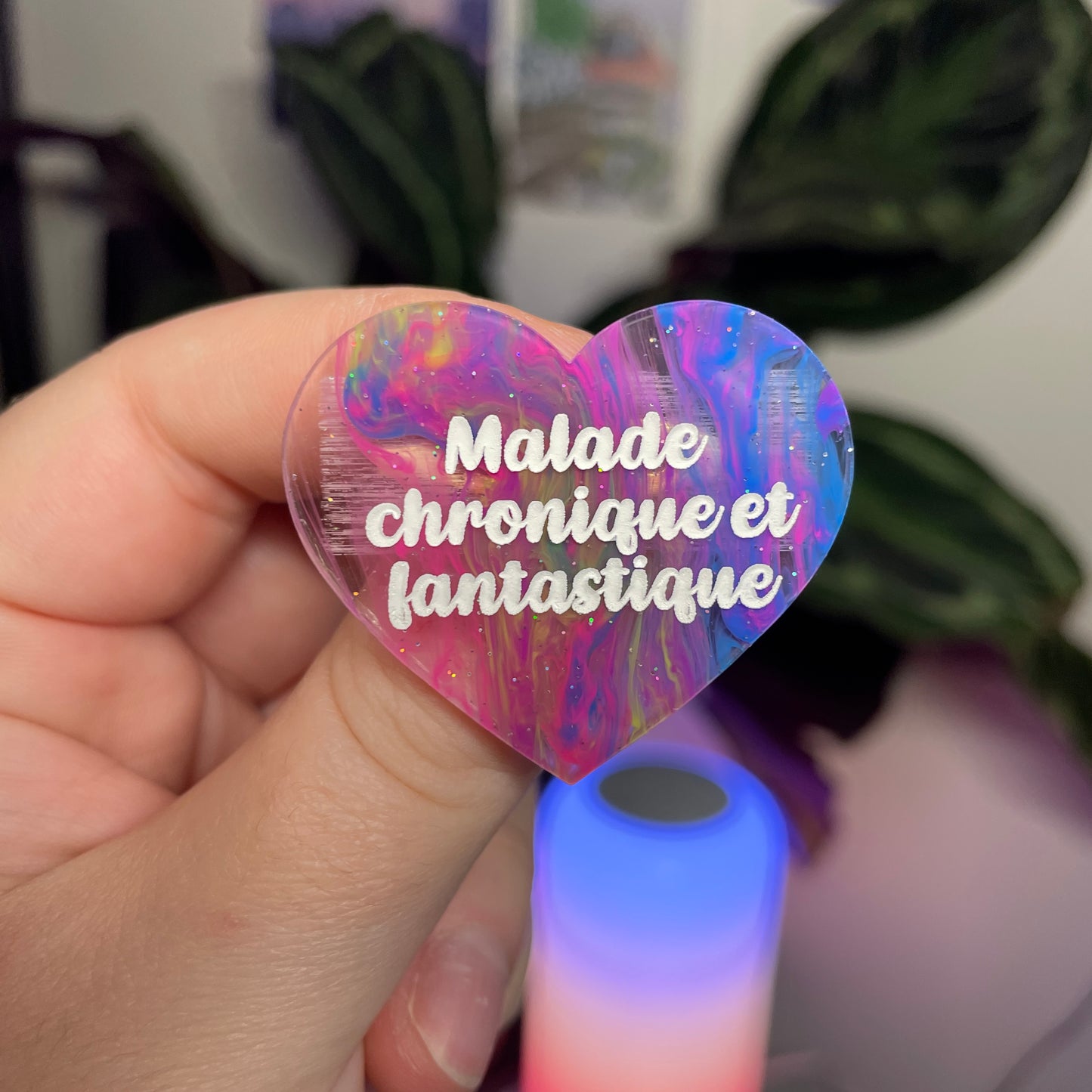 Broche "Malade chronique et fantastique" en acrylique marbrée multicolore