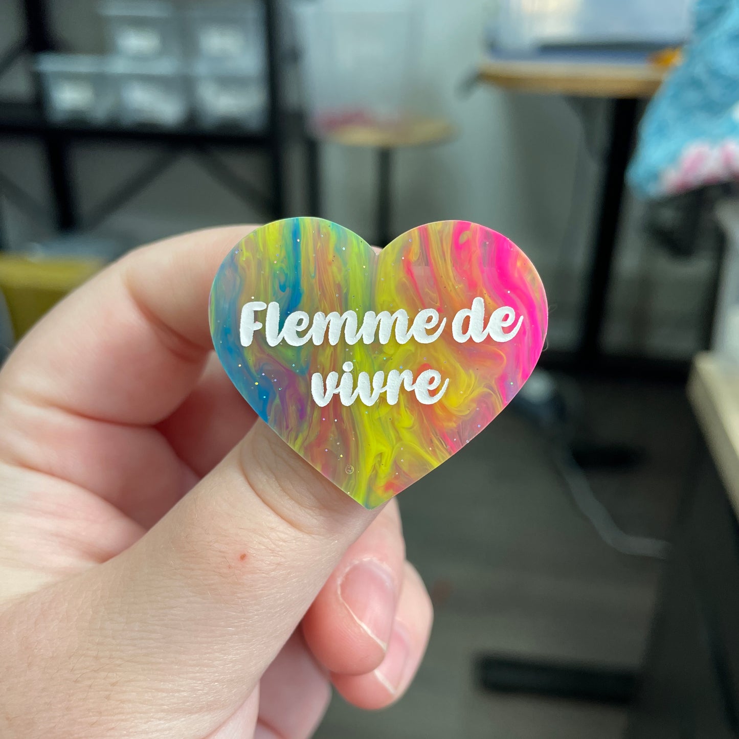 Broche "Flemme de vivre" en acrylique semi-transparente marbrée multicolore
