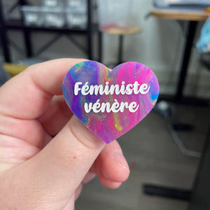 Broche "Féministe vénère" en acrylique semi-transparente marbrée multicolore