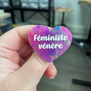 Broche "Féministe vénère" en acrylique semi-transparente marbrée multicolore