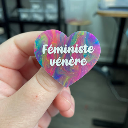 Broche "Féministe vénère" en acrylique semi-transparente marbrée multicolore