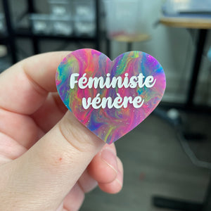 Broche "Féministe vénère" en acrylique semi-transparente marbrée multicolore