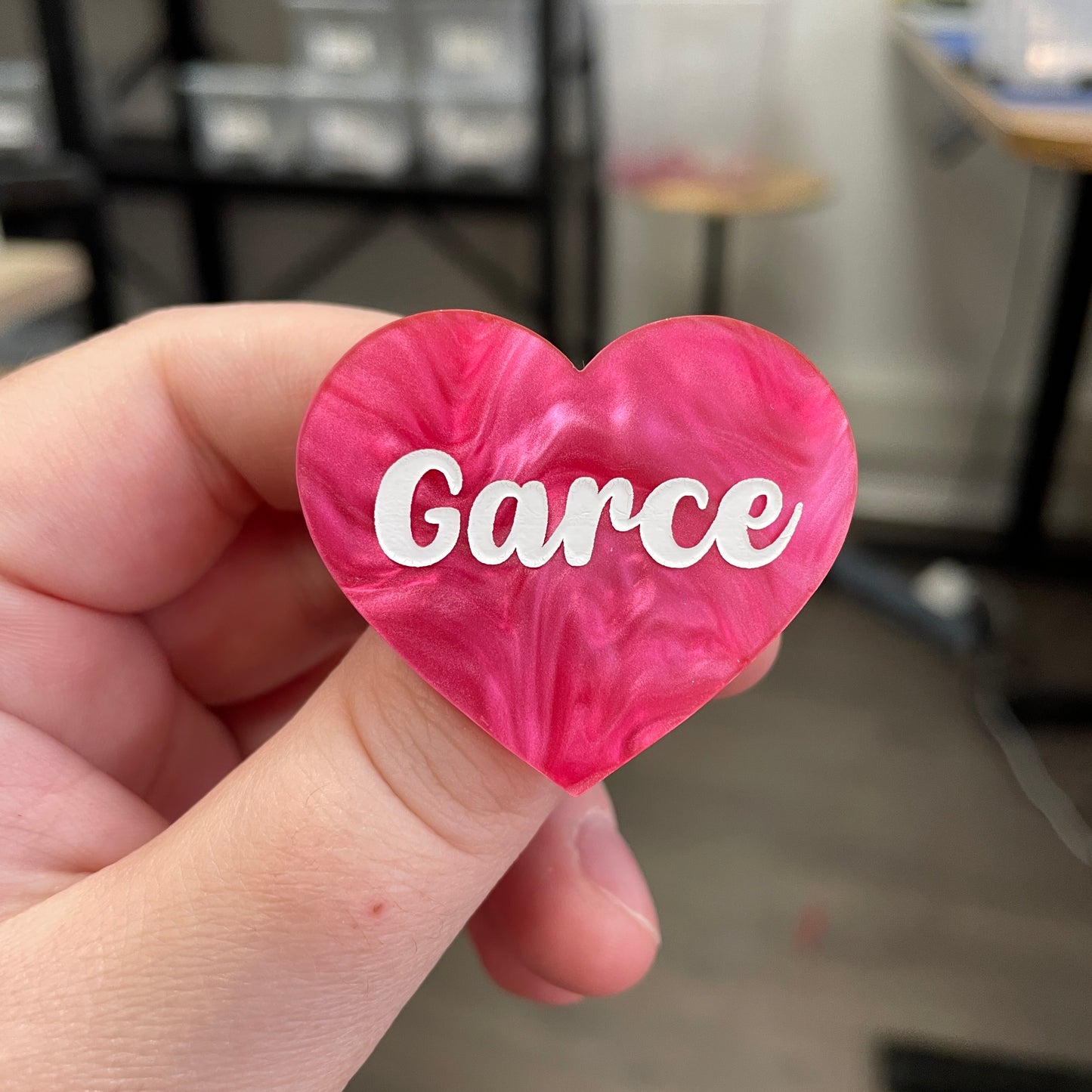 Broche "Garce" en acrylique marbrée rose