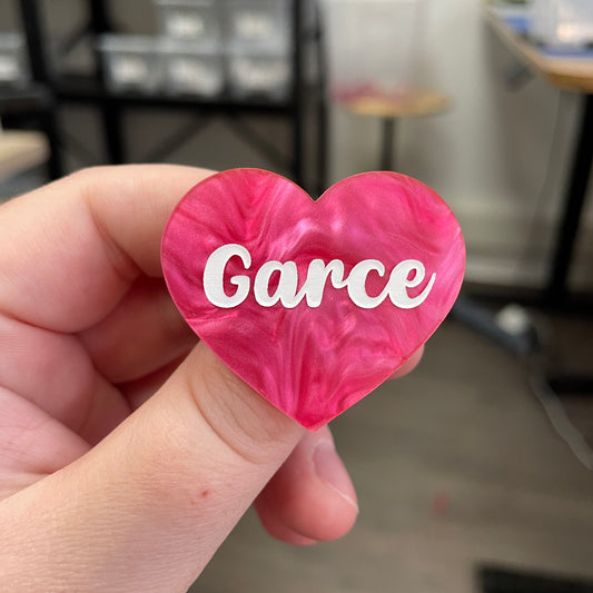 Broche "Garce" en acrylique marbrée rose