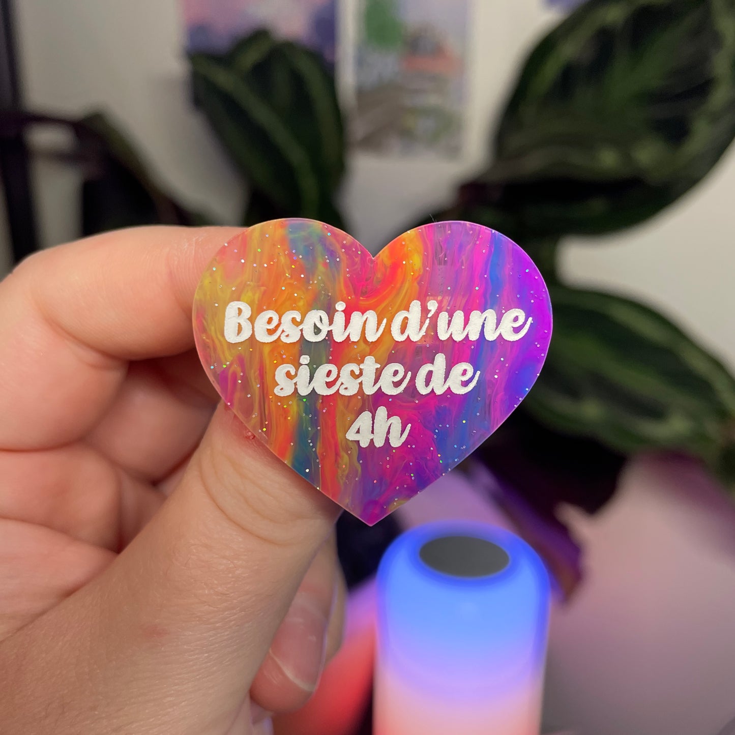 Broche "Besoin d'une sieste de 4h" en acrylique marbrée multicolore