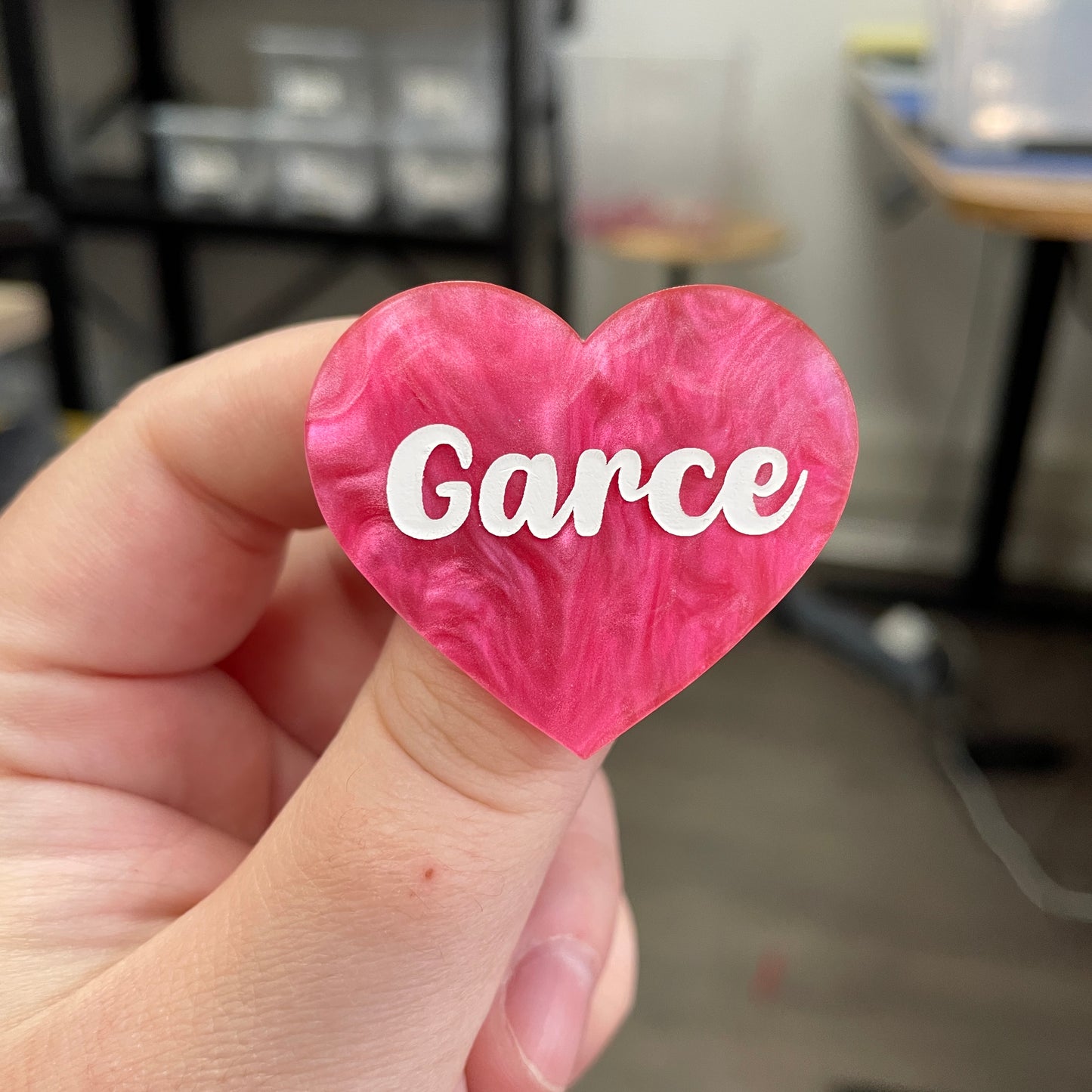 Broche "Garce" en acrylique marbrée rose