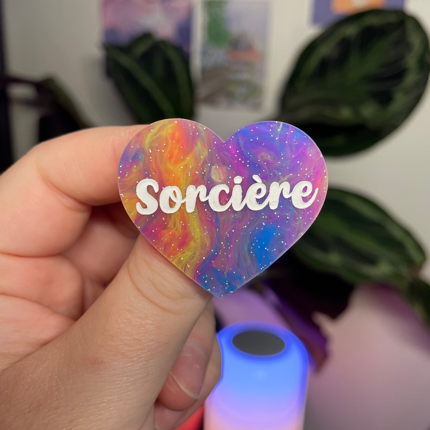 Broche "Sorcière" en acrylique marbrée multicolore