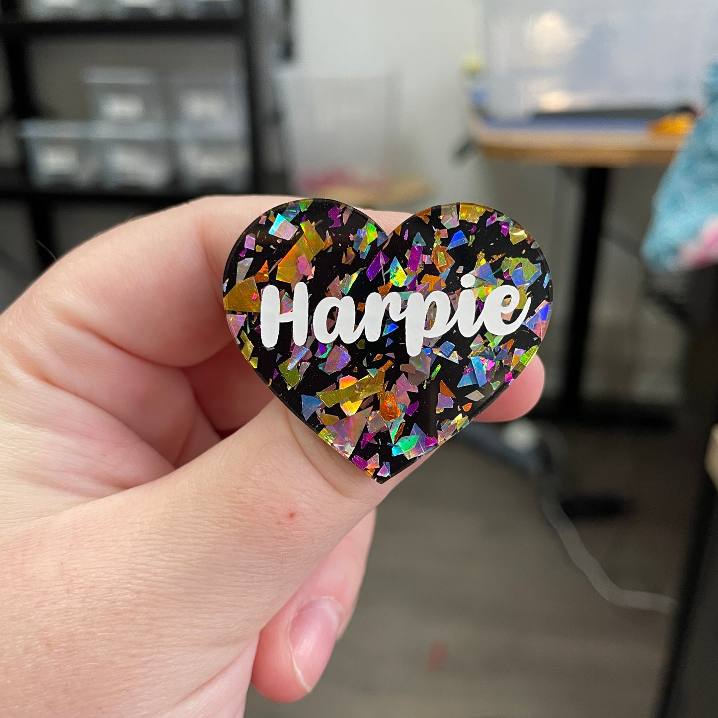 Broche "Harpie" en acrylique noire avec des éclats de confettis multicolores