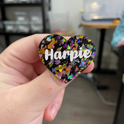 Broche "Harpie" en acrylique noire avec des éclats de confettis multicolores
