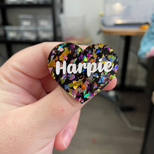 Charger l&#39;image dans la galerie, Broche &quot;Harpie&quot; en acrylique noire avec des éclats de confettis multicolores