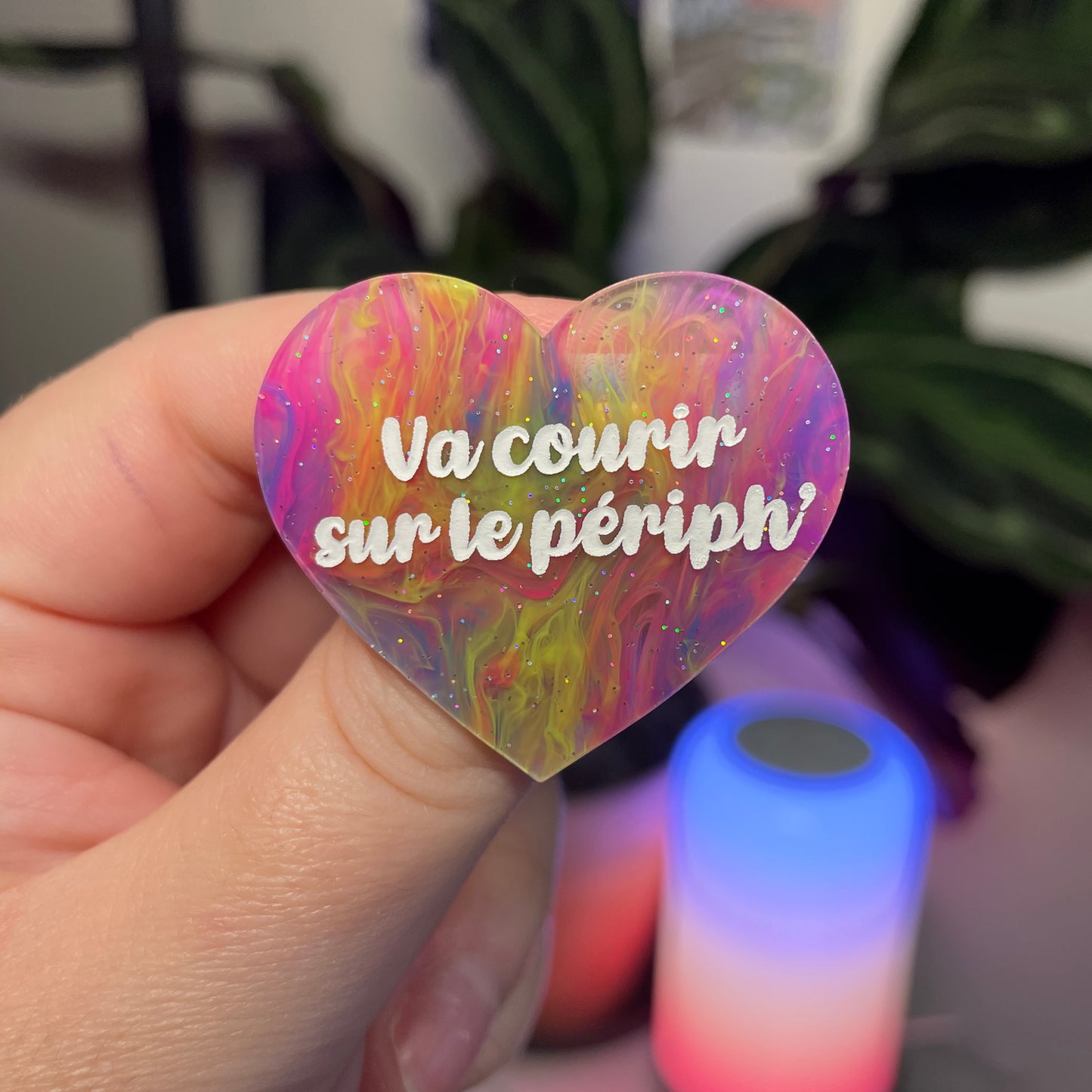 Broche "Va courir sur le périph'" en acrylique marbrée multicolore