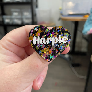 Broche "Harpie" en acrylique noire avec des éclats de confettis multicolores