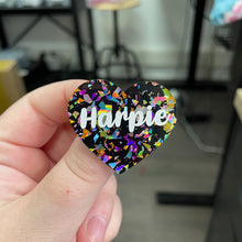 Charger l&#39;image dans la galerie, Broche &quot;Harpie&quot; en acrylique noire avec des éclats de confettis multicolores