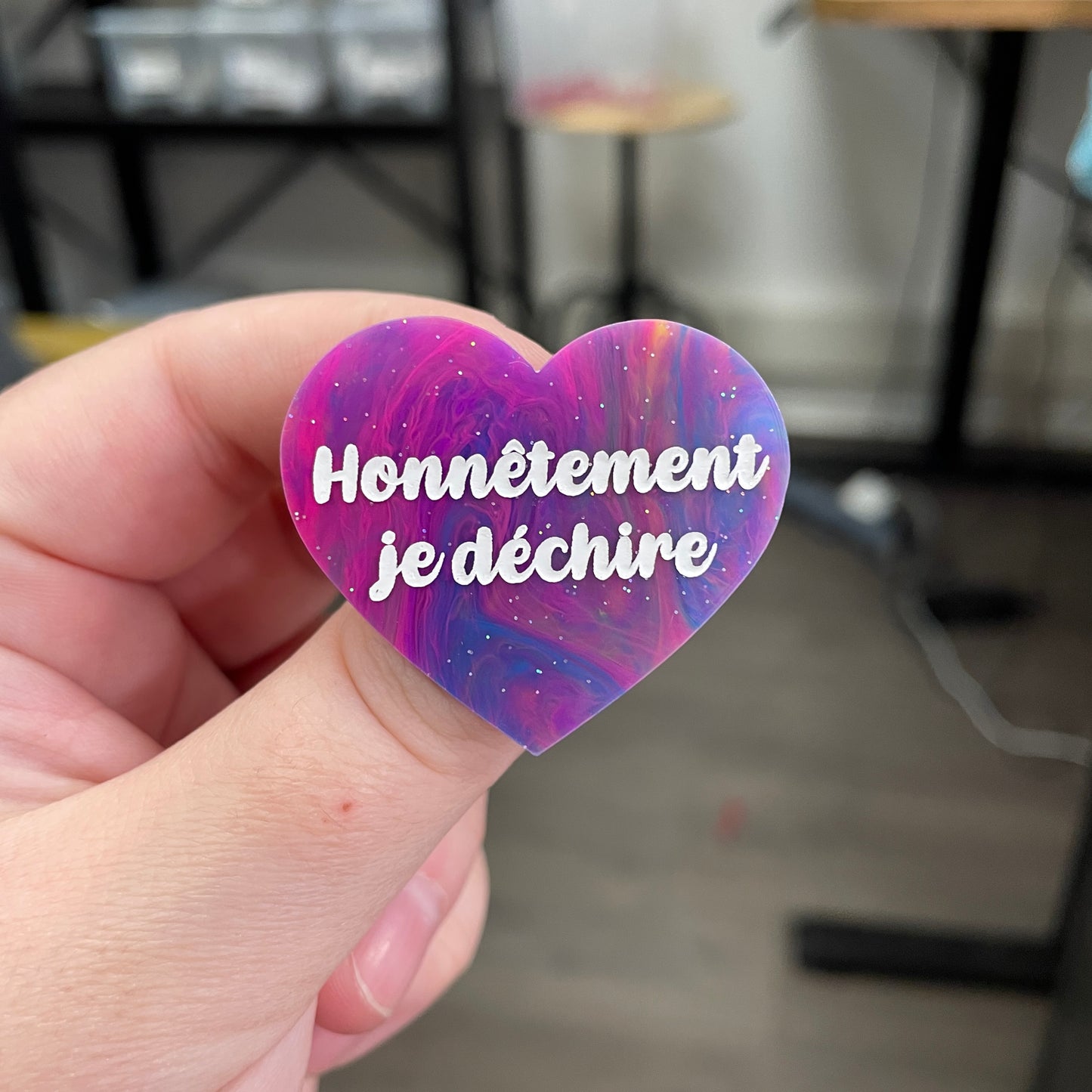 Broche "Honnêtement je déchire" en acrylique semi-transparente marbrée multicolore