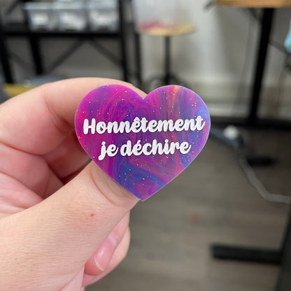 Broche "Honnêtement je déchire" en acrylique semi-transparente marbrée multicolore