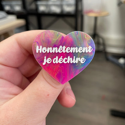 Broche "Honnêtement je déchire" en acrylique semi-transparente marbrée multicolore