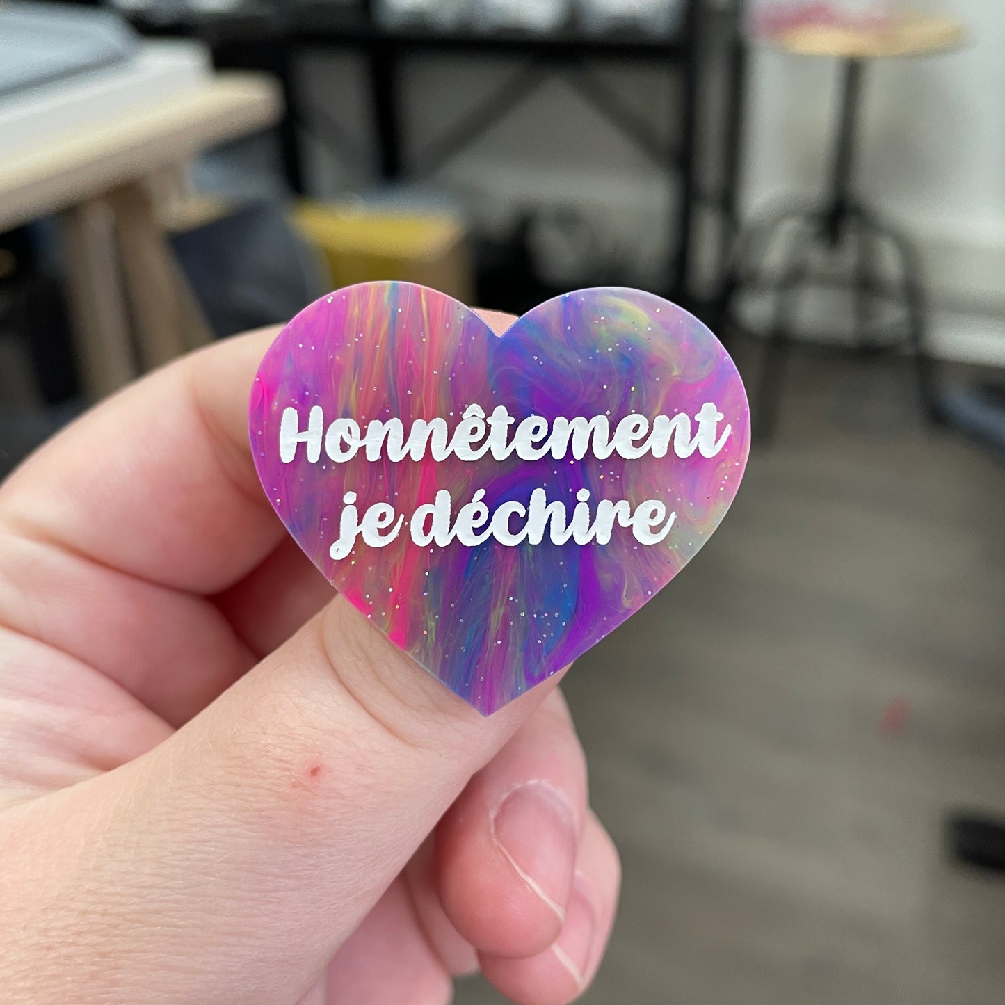 Broche "Honnêtement je déchire" en acrylique semi-transparente marbrée multicolore