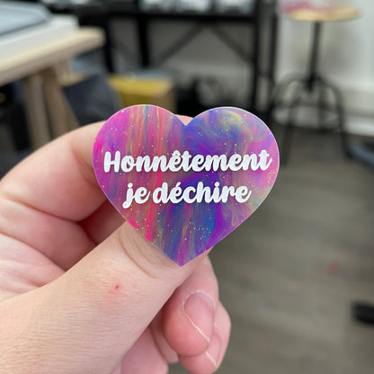 Broche "Honnêtement je déchire" en acrylique semi-transparente marbrée multicolore