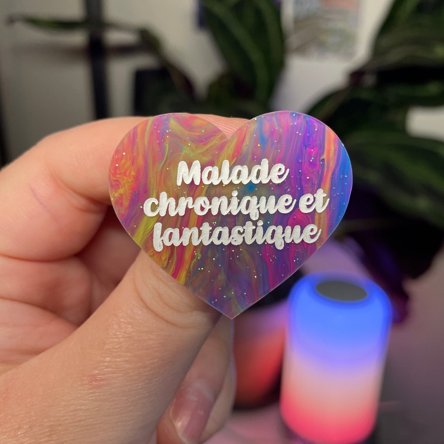 Broche "Malade chronique et fantastique" en acrylique marbrée multicolore
