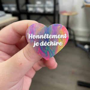 Broche "Honnêtement je déchire" en acrylique semi-transparente marbrée multicolore