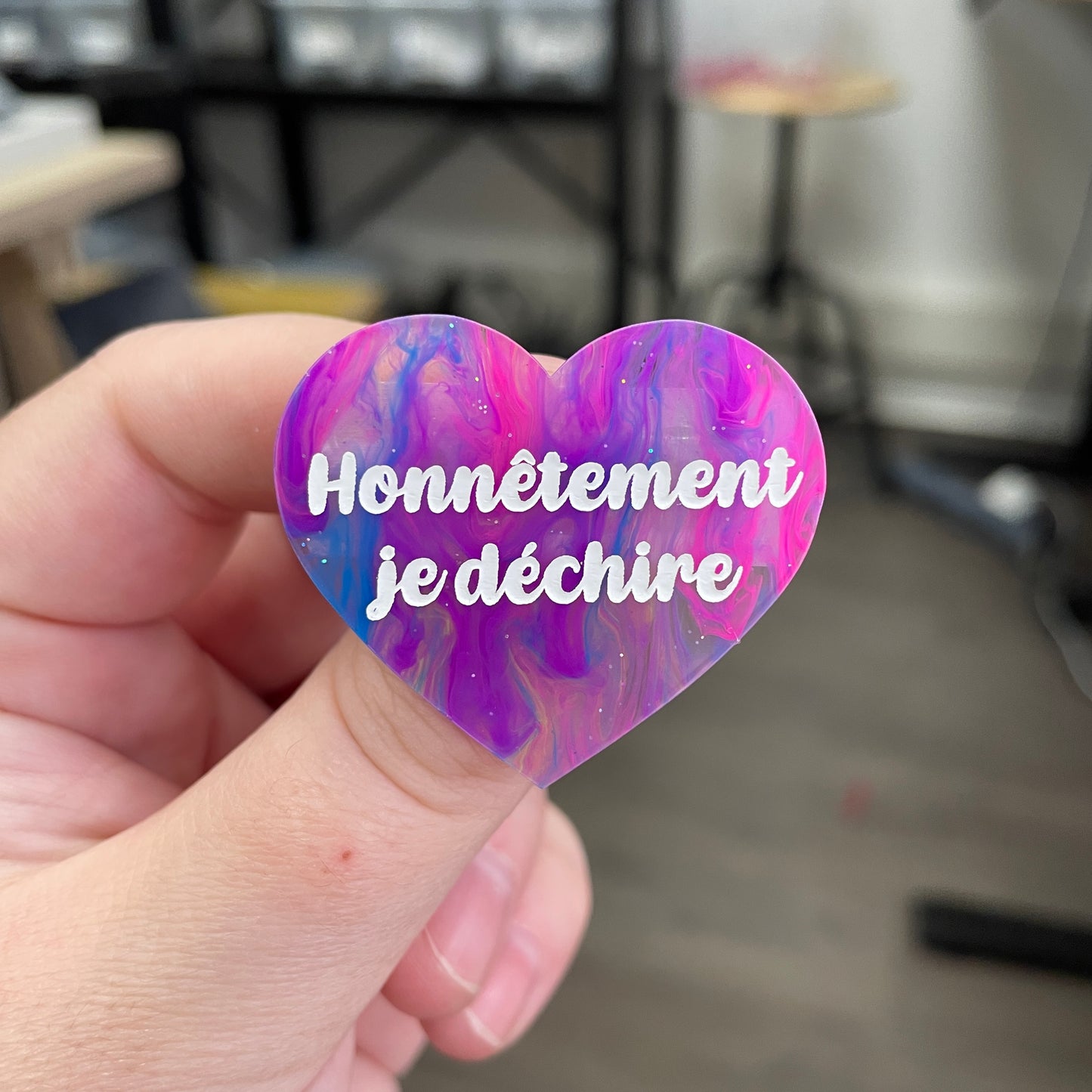 Broche "Honnêtement je déchire" en acrylique semi-transparente marbrée multicolore