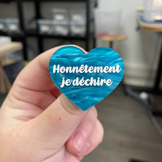 Broche "Honnêtement je déchire" en acrylique marbrée bleue