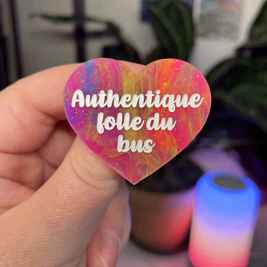 Broche "Authentique folle du bus" en acrylique marbrée multicolore