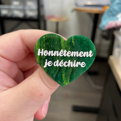 Broche "Honnêtement je déchire" en acrylique marbrée verte, blanche et dorée à paillettes
