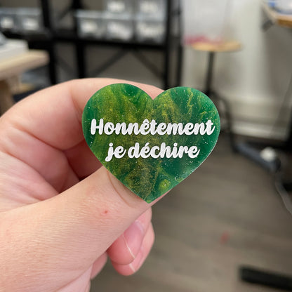 Broche "Honnêtement je déchire" en acrylique marbrée verte, blanche et dorée à paillettes