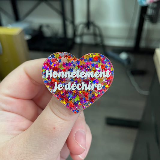 Broche "Honnêtement je déchire" en acrylique semi transparente avec des confettis multicolores