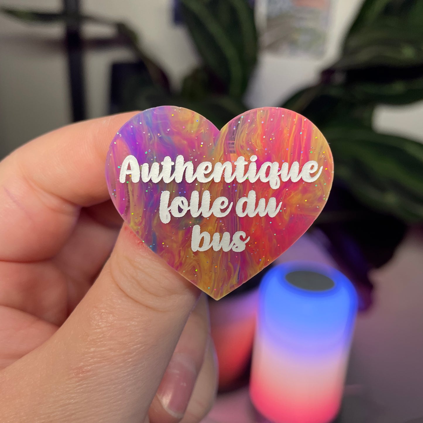 Broche "Authentique folle du bus" en acrylique marbrée multicolore