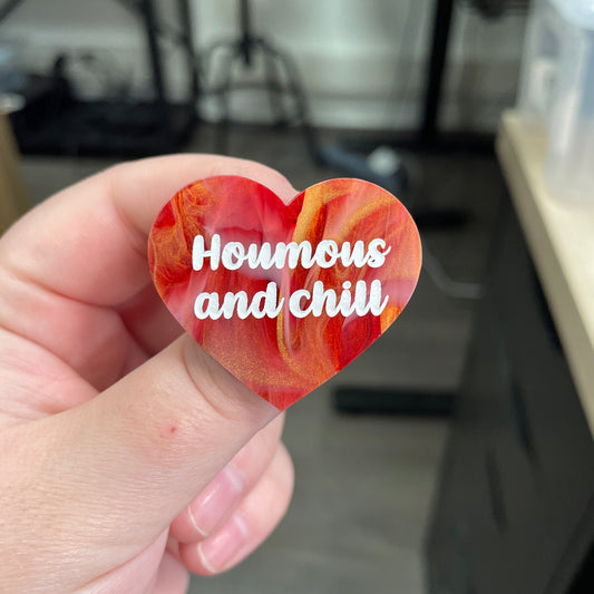 Broche "Houmous and chill" en acrylique marbrée rouge, blanche et dorée