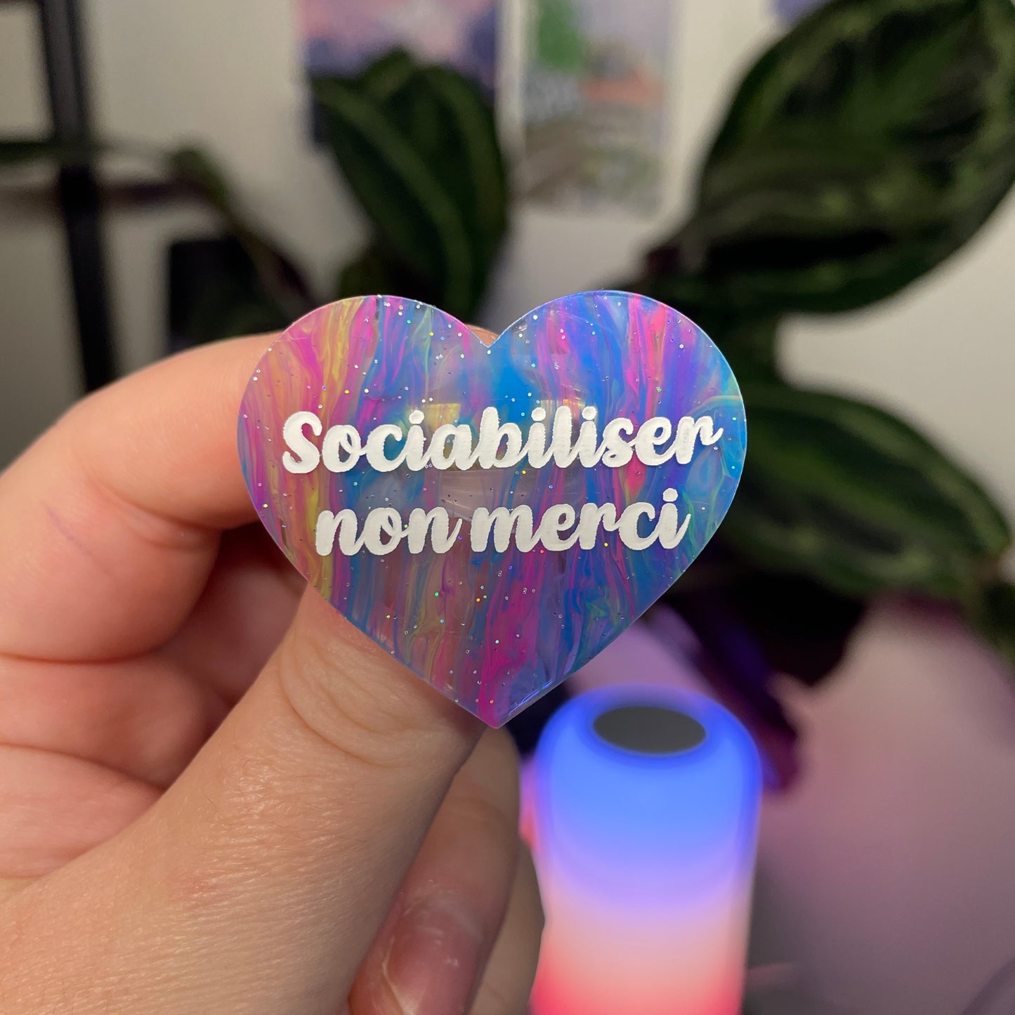 Broche "Sociabiliser non merci" en acrylique marbrée multicolore