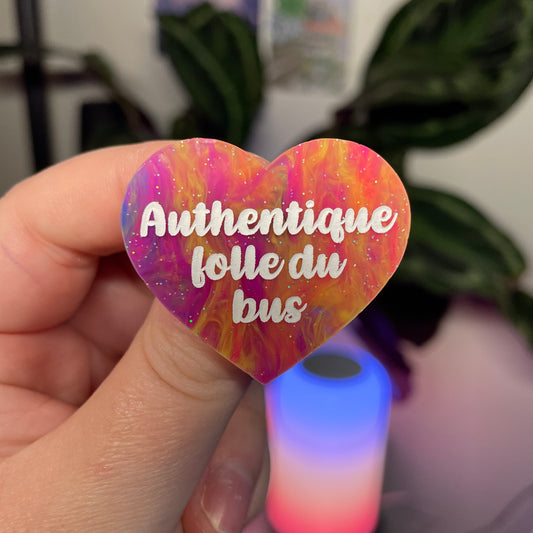 Broche "Authentique folle du bus" en acrylique marbrée multicolore