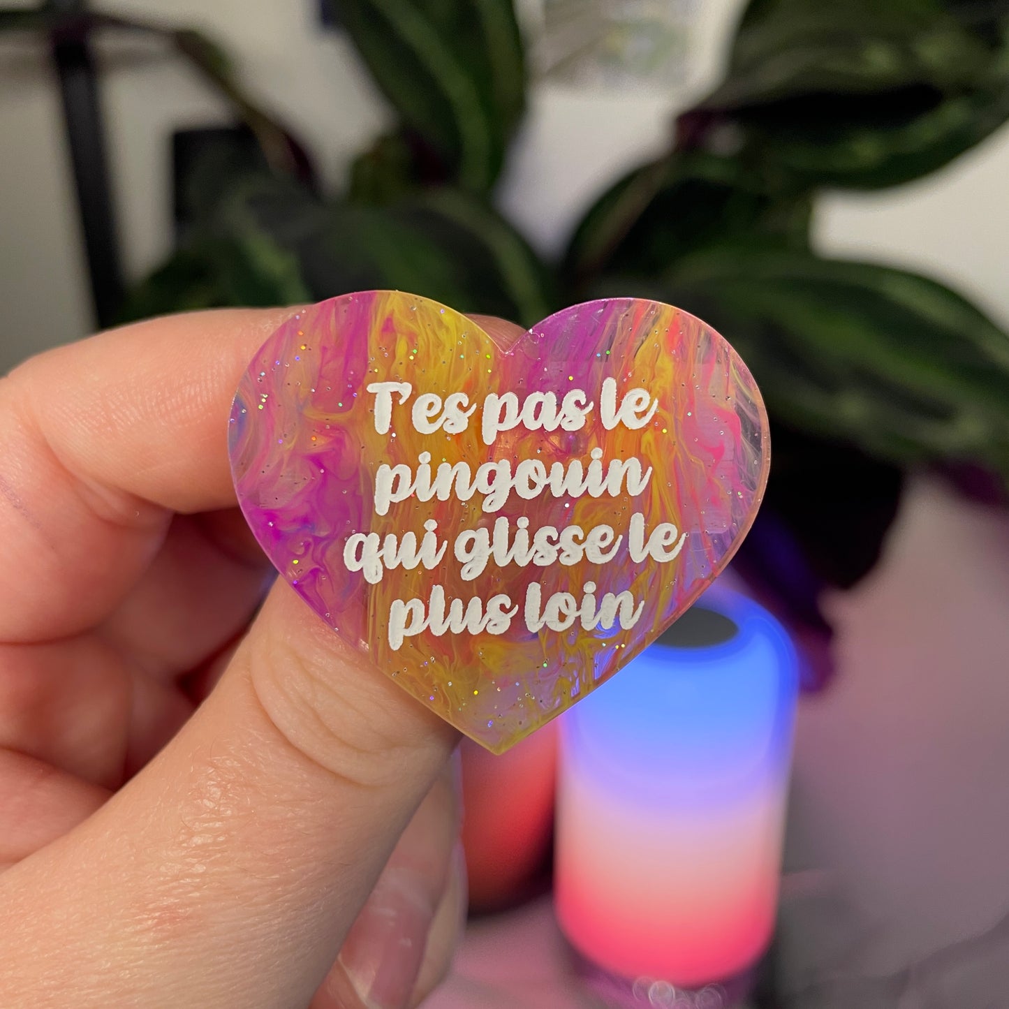 Broche "T'es pas le pingouin qui glisse le plus loin" en acrylique marbrée multicolore