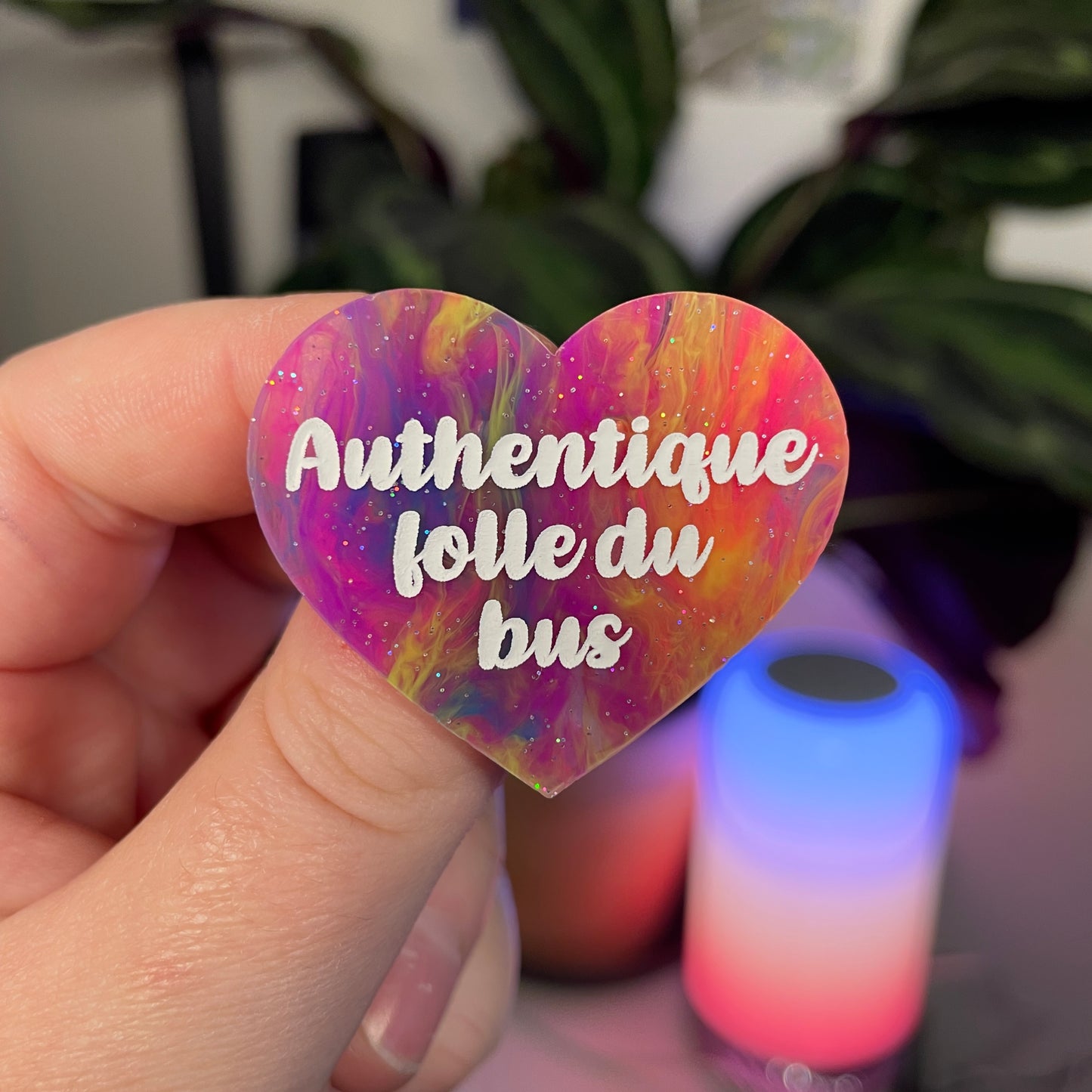 Broche "Authentique folle du bus" en acrylique marbrée multicolore