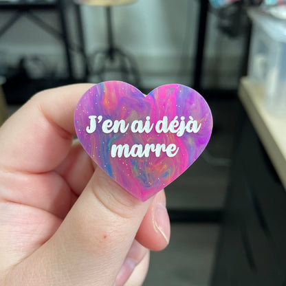 Broche "J'en ai déjà marre" en acrylique semi-transparente marbrée multicolore