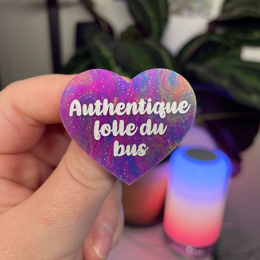 Broche "Authentique folle du bus" en acrylique marbrée multicolore