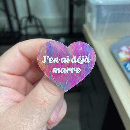 Broche "J'en ai déjà marre" en acrylique semi-transparente marbrée multicolore