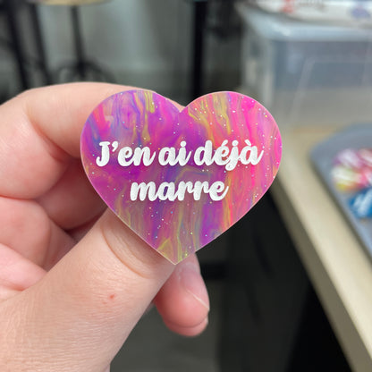 Broche "J'en ai déjà marre" en acrylique semi-transparente marbrée multicolore