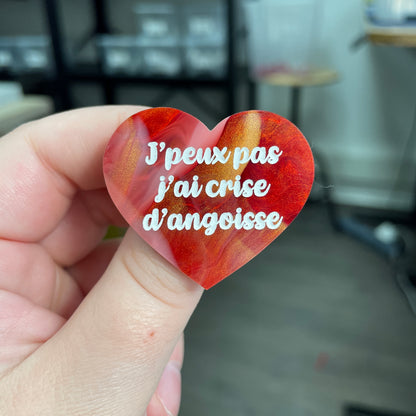 Broche "J'peux pas j'ai crise d'angoisse" en acrylique marbrée rouge, blanche et dorée