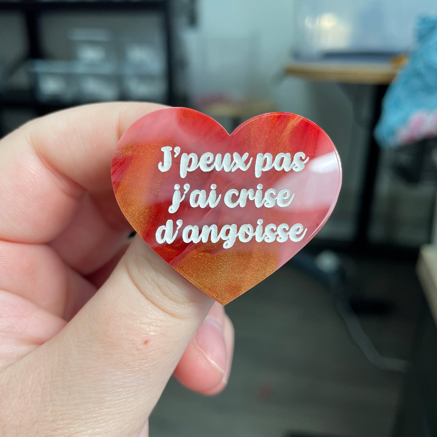 Broche "J'peux pas j'ai crise d'angoisse" en acrylique marbrée rouge, blanche et dorée