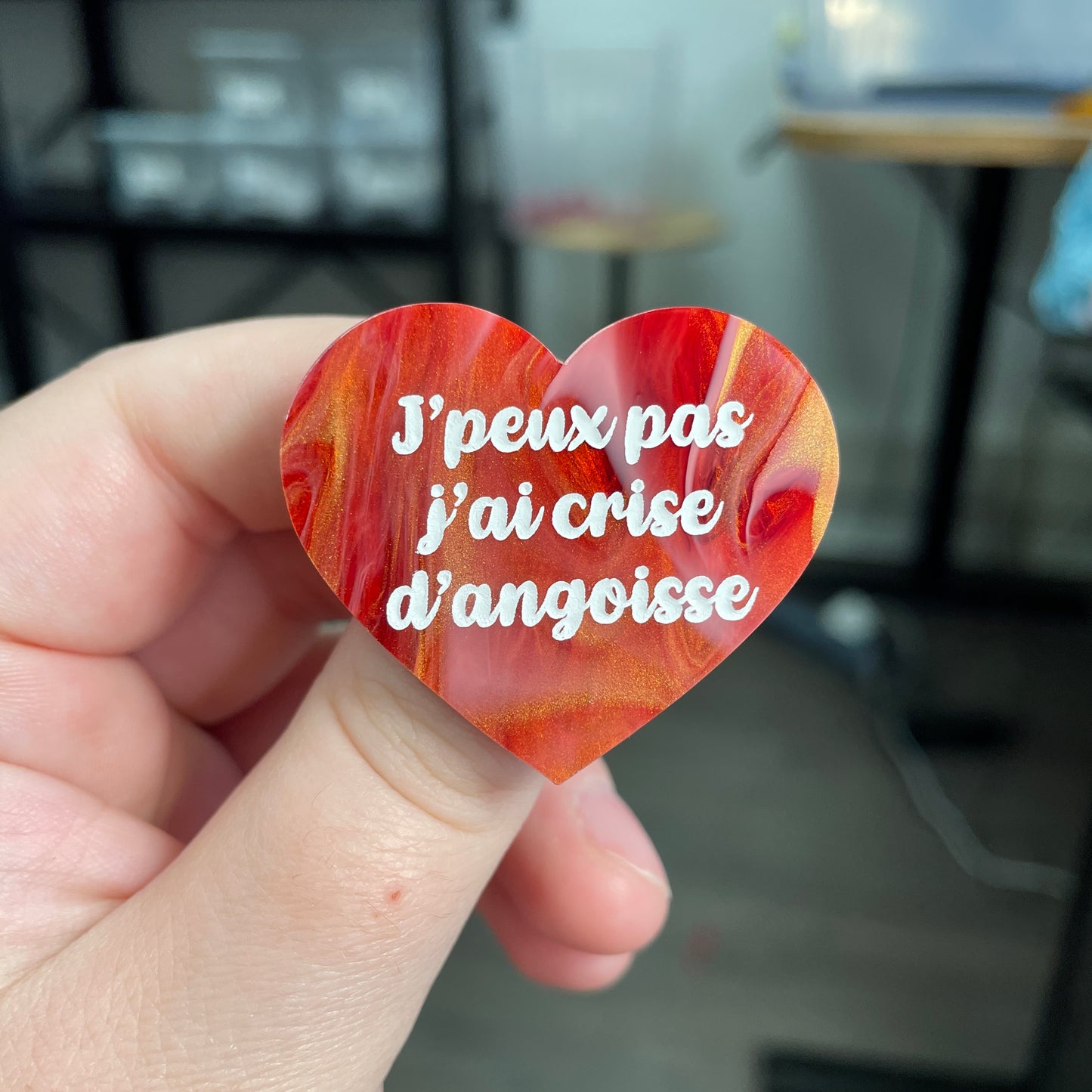 Broche "J'peux pas j'ai crise d'angoisse" en acrylique marbrée rouge, blanche et dorée