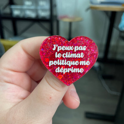 Broche "J'peux pas le climat politique me déprime" en acrylique à paillettes rouges