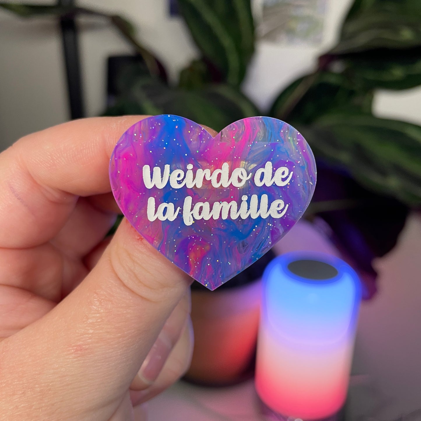 Broche "Weirdo de la famille" en acrylique marbrée multicolore