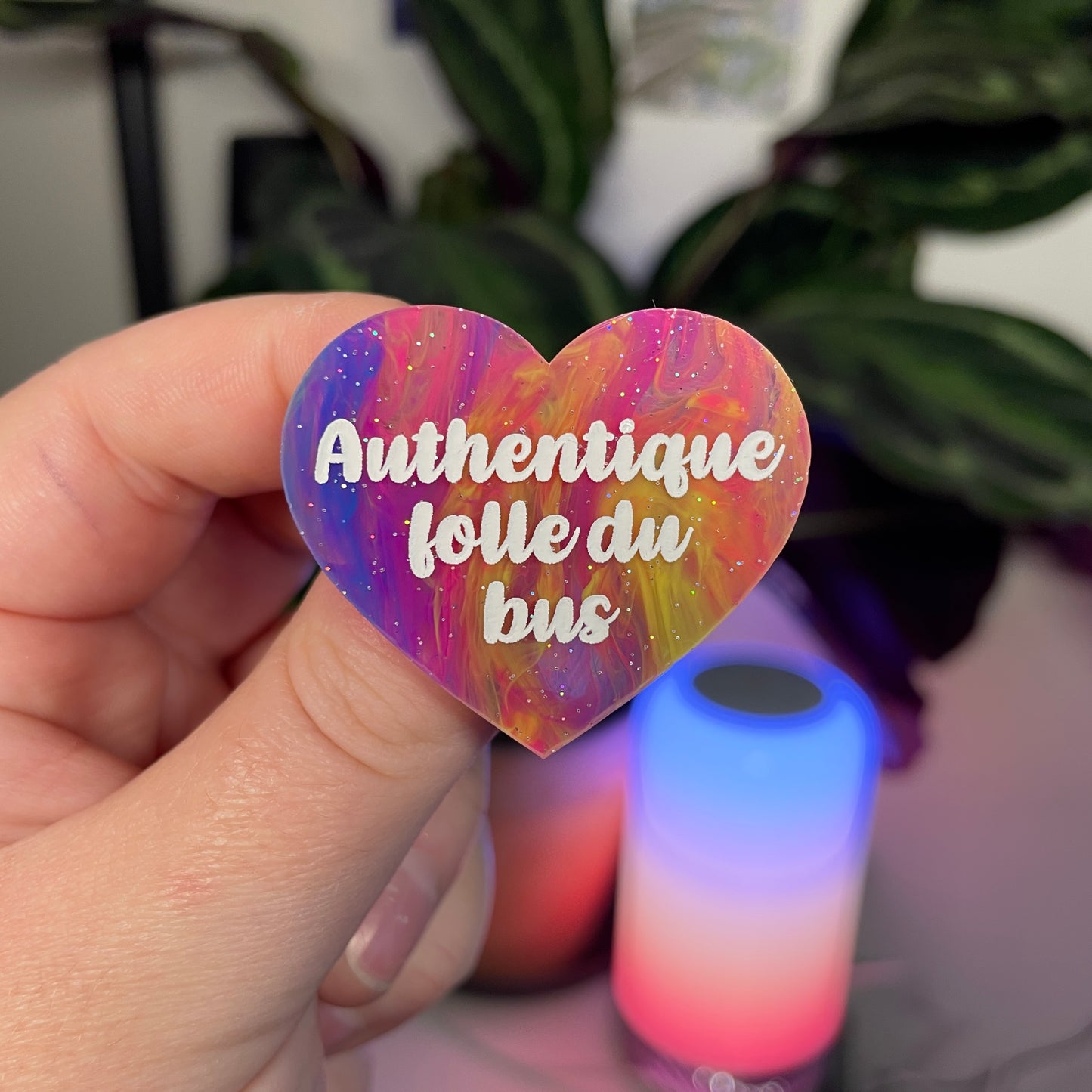 Broche "Authentique folle du bus" en acrylique marbrée multicolore
