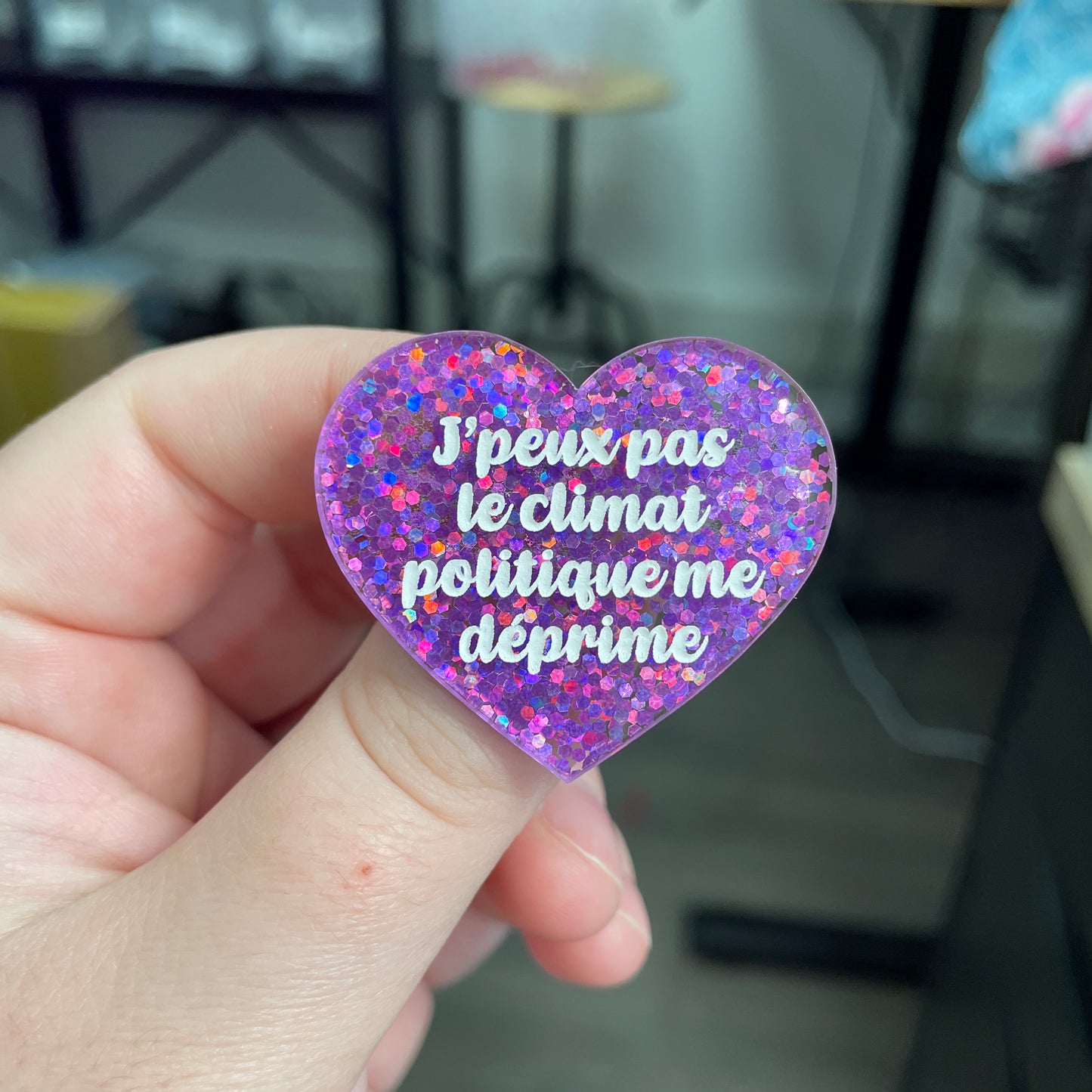 Broche "J'peux pas le climat politique me déprime" en acrylique à paillettes violettes