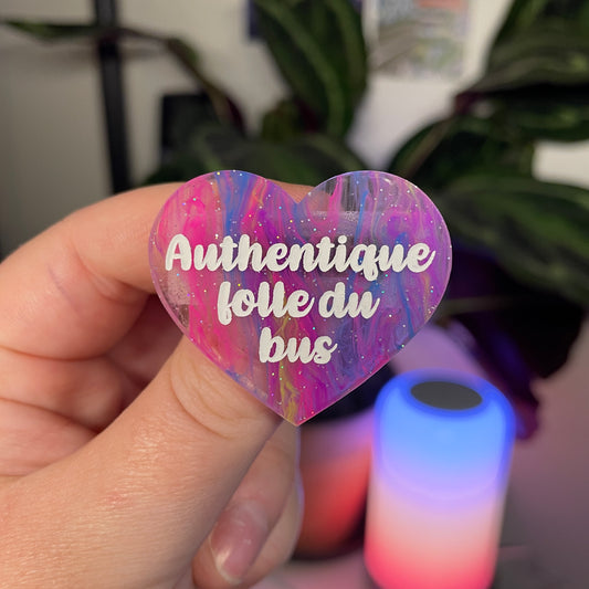Broche "Authentique folle du bus" en acrylique marbrée multicolore